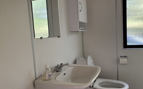 Hardina - 1Km from the Sea: Arreglo De Tubería, Baño, Asiento Del Baño, Lavabo, Plomería, Lavabo Del Baño, Suelo, Baño, Grifo, Espejo