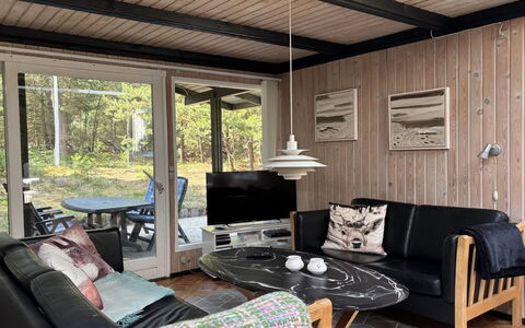 Hardina - 1Km from the Sea: Mueble, Madera, Diseño De Interiores, Silla, Suelo, Casa, Sala, Techo, Mesa De Café, Vaso