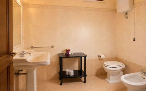 Villa Santa Chiara: Lavabo Del Baño, Arreglo De Tubería, Piso, Baño, Lavabo, Diseño De Interiores, Suelo, Grifo, Plomería, Baño