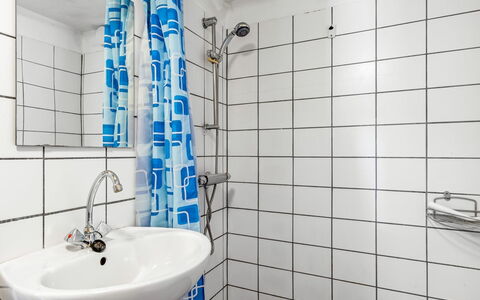 Branderup J 601: Arreglo De Tubería, Diseño De Interiores, Piso, Plomería, Baño, Suelo, Lavabo Del Baño, Lavabo, Grifo, Loseta
