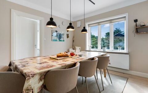 Alkmar - 6.5Km from the Sea: Mueble, Diseño De Interiores, Piso, Lámpara, Pared, Comedor, Candelabro, Silla, Cocina Y Comedor Mesa, Madera