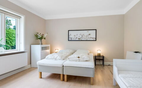 Alkmar - 6.5Km from the Sea: Cama, Habitación, Diseño De Interiores, Lecho, Suelo, Piso, Sábana, Madera, Textil, Linos