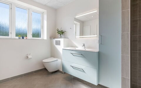 Alkmar - 6.5Km from the Sea: Piso, Diseño De Interiores, Suelo, Arreglo De Tubería, Baño, Mueble De Baño, Lavabo, Lavabo Del Baño, Plomería, Techo