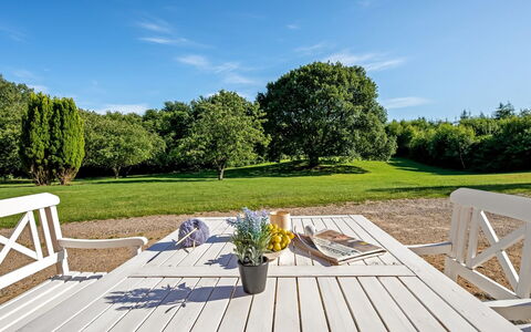 Alkmar - 6.5Km from the Sea: Mueble, Mueble Para Exteriores, Mesa, Mesa Al Aire Libre, Silla, Cocina Y Comedor Mesa, Sombra, Jardín, Madera Dura, Cubierta