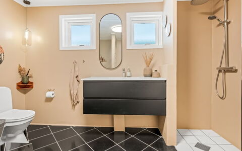 Ry 601: Piso, Suelo, Arreglo De Tubería, Baño, Diseño De Interiores, Baño, Asiento Del Baño, Mueble De Baño, Plomería, Lavabo