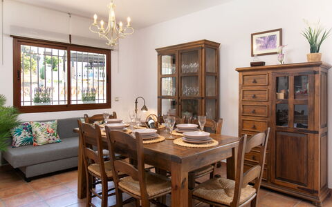 Portichuelo: Mueble, Diseño De Interiores, Piso, Mesa, Madera, Silla, Comedor, Cocina Y Comedor Mesa, Suelo, Habitación