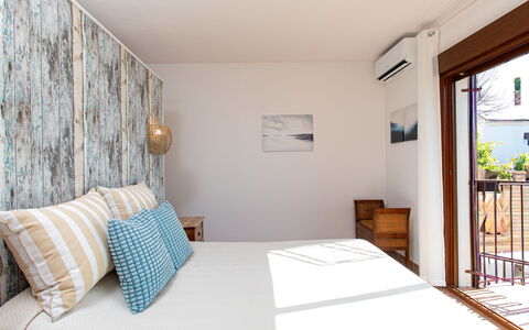 Portichuelo: Mueble, Diseño De Interiores, Pared, Habitación, Madera, Suelo, Piso, Cama, Linos, Textil