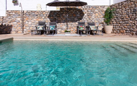 Portichuelo: Piscina, Azul, Recurso, Material Compuesto, Mueble Para Exteriores, Fuente De Agua, Thermae, Ocio, Eco Hotel, Losa