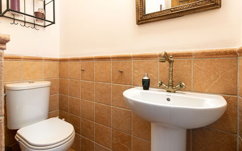 Portichuelo: Baño, Asiento Del Baño, Arreglo De Tubería, Piso, Baño, Suelo, Plomería, Lavabo Del Baño, Lavabo, Marrón