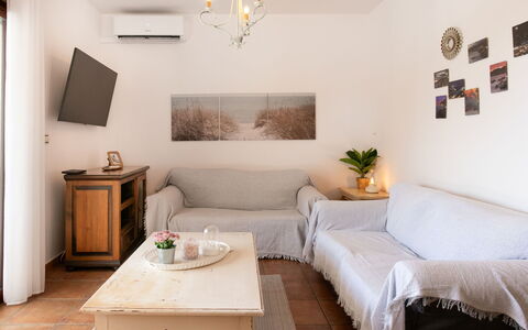 Portichuelo: Mueble, Diseño De Interiores, Sofá, Piso, Madera, Habitación, Suelo, Sala, Mesa, Techo