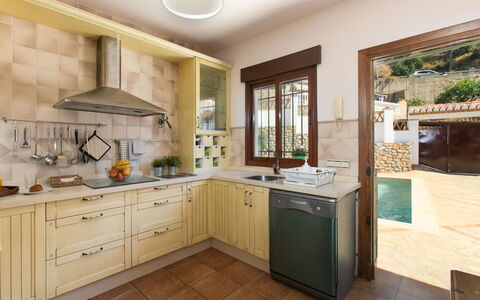 Portichuelo: Cocina, Mostrador, Aparato De Cocina, Gabinetes, Mueble, Diseño De Interiores, Electrodoméstico, Piso, Lavabo, Fregadero