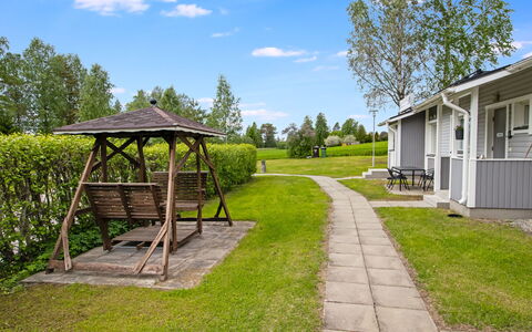 Pirtti: Hierba, El Terreno Del Lote, Césped, Jardín, Cabaña, Paisajismo, Yarda, Sombra, Inmuebles, Parque