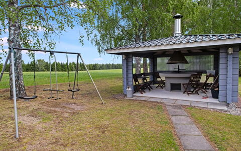 Pirtti: Hierba, El Terreno Del Lote, Techo, Sombra, Jardín, Césped, Estructura Al Aire Libre, Yarda, Patio Interior, Paisajismo