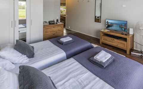 Pirtti: Mueble, Cama, Diseño De Interiores, Habitación, Suelo, Habitación, Piso, Madera, Sábana, Techo