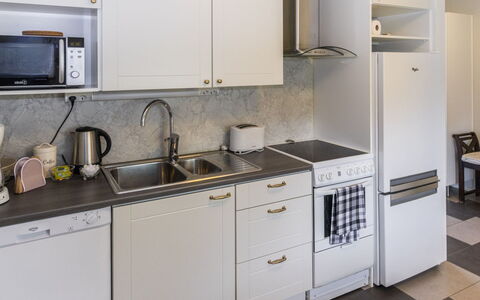 Pirtti: Aparato De Cocina, Cocina, Mostrador, Electrodoméstico, Fregadero, Gabinetes, Estufa De Cocina, Lavabo, Piso, Electrodoméstico