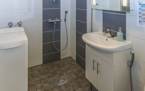 Pirtti: Baño, Arreglo De Tubería, Lavabo Del Baño, Piso, Lavabo, Diseño De Interiores, Suelo, Grifo, Baño, Plomería