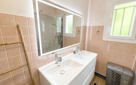 Les Glaieuls: Arreglo De Tubería, Piso, Lavabo Del Baño, Pared, Baño, Suelo, Diseño De Interiores, Lavabo, Grifo, Espejo