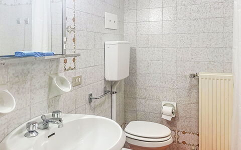 Ai Pascoli: Diseño De Interiores, Piso, Suelo, Arreglo De Tubería, Habitación, Lavabo, Baño, Lavabo Del Baño, Plomería, Grifo