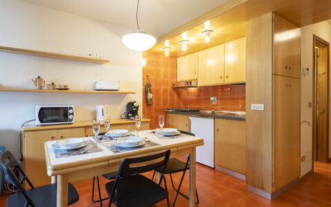 Ai Pascoli: Diseño De Interiores, Piso, Madera, Cocina, Mueble, Techo, Suelo, Habitación, Mostrador, Gabinetes
