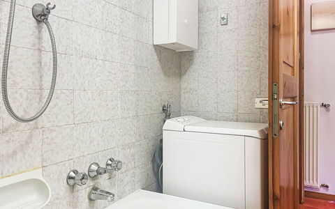 Ai Pascoli: Baño, Arreglo De Tubería, Piso, Pared, Suelo, Diseño De Interiores, Lavabo, Grifo, Lavabo Del Baño, Baño