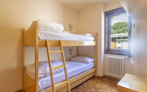 Ai Pascoli: Cama, Habitación, Sábana, Lecho, Marco De La Cama, Diseño De Interiores, Mueble, Habitación, Techo, Departamento