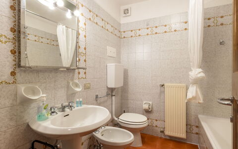 Ai Pascoli: Piso, Diseño De Interiores, Suelo, Habitación, Mueble, Arreglo De Tubería, Techo, Lavabo, Baño, Lavabo Del Baño