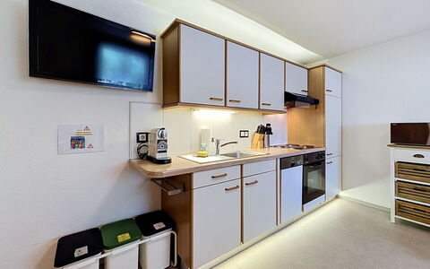 Susi: Diseño De Interiores, Mueble, Piso, Suelo, Techo, Encendiendo, Habitación, Cocina, Mostrador, Gabinetes