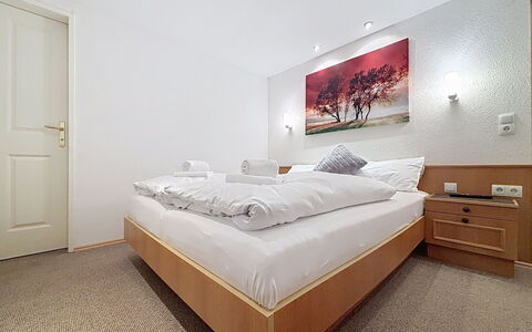 Susi: Cama, Diseño De Interiores, Habitación, Suelo, Sábana, Piso, Lecho, Techo, Habitación, Marco De La Cama