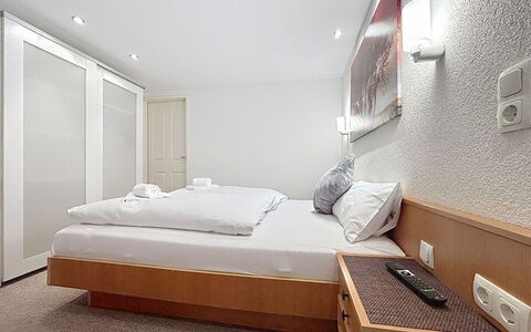 Susi: Diseño De Interiores, Techo, Piso, Mueble, Suelo, Cama, Habitación, Habitación, Encendiendo, Lecho