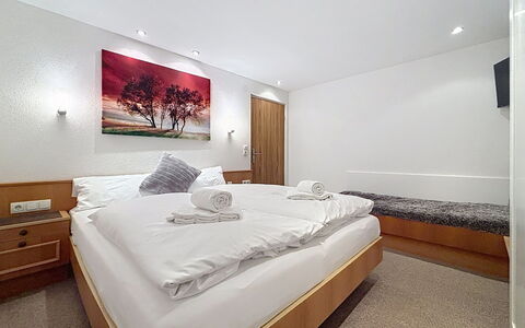 Susi: Habitación, Cama, Diseño De Interiores, Sábana, Marco De La Cama, Lecho, Suelo, Techo, Suite, Almohada
