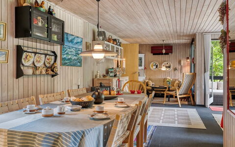 Tarvo - 500M to the Fjord: Mueble, Diseño De Interiores, Madera, Techo, Silla, Lámpara, Mesa, Piso, Comedor, Cocina Y Comedor Mesa
