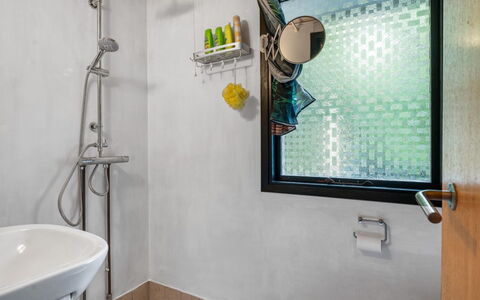 Tarvo - 500M to the Fjord: Baño, Arreglo De Tubería, Pared, Diseño De Interiores, Piso, Plomería, Grifo, Suelo, Loseta, Lavabo