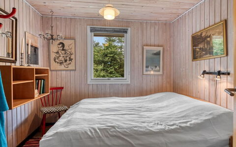 Tarvo - 500M to the Fjord: Habitación, Diseño De Interiores, Pared, Madera, Piso, Suelo, Cama, Techo, Mueble, Sábana