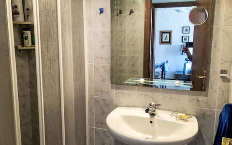 Mare Nostrum: Lavabo Del Baño, Pared, Arreglo De Tubería, Piso, Lavabo, Suelo, Espejo, Baño, Diseño De Interiores, Grifo