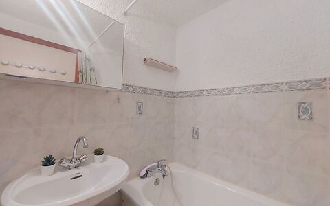 Les Grandes Aiguilles: Baño, Arreglo De Tubería, Piso, Bañera, Diseño De Interiores, Suelo, Grifo, Plomería, Lavabo, Lavabo Del Baño