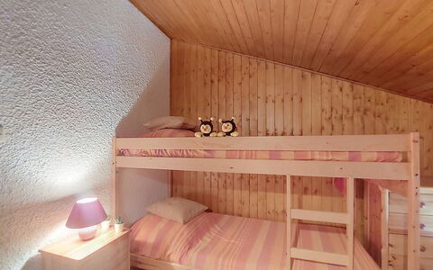Les Grandes Aiguilles: Habitación, Madera, Suelo, Diseño De Interiores, Piso, Mueble, Cama, Techo, Habitación, Lecho