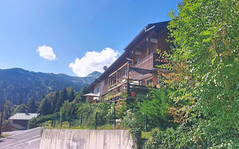 Les Grandes Aiguilles: Casa, Colina, Área Rural, Hill Station, Pendiente, Cordillera, Valle, Pueblo, Pueblo De Montaña, Balcón