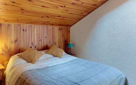 Les Grandes Aiguilles: Suelo, Madera, Diseño De Interiores, Habitación, Cama, Piso, Sábana, Techo, Mueble, Lecho