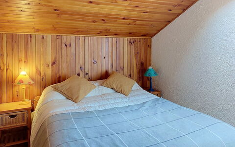 Les Grandes Aiguilles: Cama, Diseño De Interiores, Habitación, Suelo, Sábana, Piso, Madera, Mueble, Lecho, Techo
