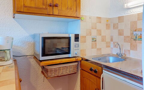 Les Grandes Aiguilles: Electrodoméstico, Madera, Diseño De Interiores, Mostrador, Cocina, Mueble, Piso, Gabinetes, Aparato De Cocina, Suelo