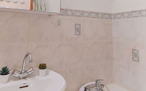 Les Grandes Aiguilles: Arreglo De Tubería, Baño, Lavabo, Grifo, Piso, Diseño De Interiores, Lavabo Del Baño, Plomería, Suelo, Loseta