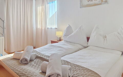Novi Vinodolski 310: Madera, Mueble, Suelo, Diseño De Interiores, Casa, Piso, Cama, Linos, Habitación, Departamento