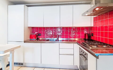 Le Falesie: Cocina, Aparato De Cocina, Electrodoméstico, Mostrador, Piso, Diseño De Interiores, Suelo, Estufa De Cocina, Gabinetes, Loseta