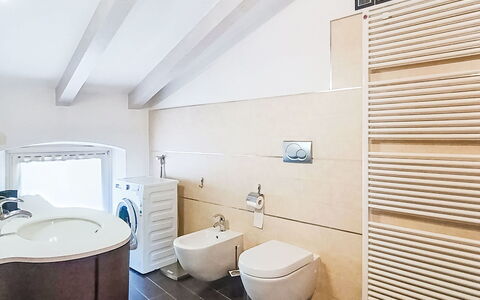 Le Falesie: Piso, Arreglo De Tubería, Suelo, Diseño De Interiores, Baño, Techo, Baño, Plomería, Grifo, Lavabo