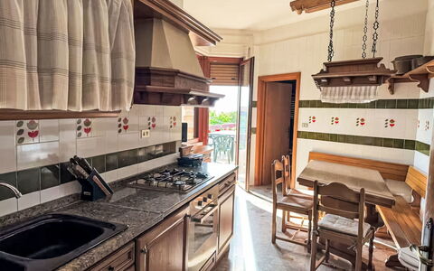 La Terrazza di Colle Marino: Madera, Cocina, Mueble, Diseño De Interiores, Mostrador, Piso, Gabinetes, Suelo, Manchas De Madera, Casa
