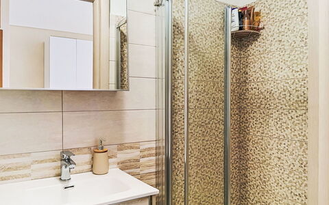 La Terrazza di Caramanico: Baño, Arreglo De Tubería, Piso, Diseño De Interiores, Suelo, Plomería, Grifo, Loseta, Espejo, Habitación