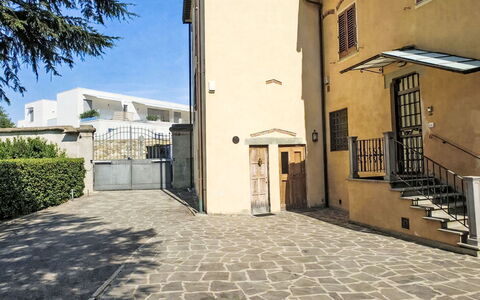 Il Pozzo dei Desideri: Pared, Suelo, Puerta, Piso, Casa, Material Compuesto, Hormigón, Sombra, Loseta, Inicio De La Puerta