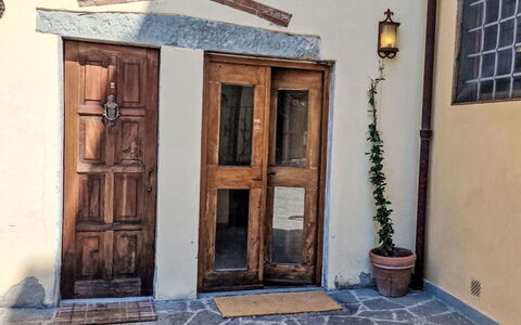 Il Pozzo dei Desideri: Pared, Madera, Puerta, Inicio De La Puerta, Suelo, Madera Dura, Manchas De Madera, Hormigón, Mango Puerta, Maceta