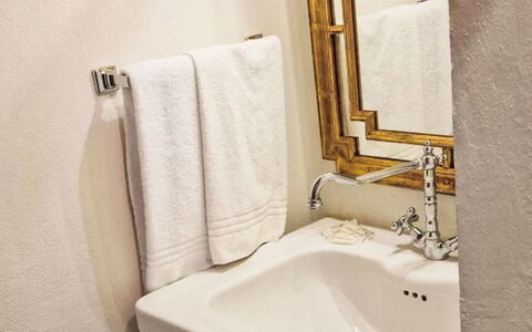 Il Pozzo dei Desideri: Diseño De Interiores, Arreglo De Tubería, Lavabo Del Baño, Plomería, Baño, Lavabo, Espejo, Grifo, Loseta, Toalla