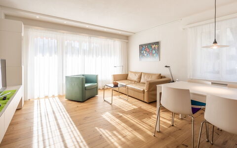 Val Signina 5-2: Mueble, Diseño De Interiores, Suelo, Piso, Suelos De Madera, Madera, Techo, Habitación, Suelo Laminado, Mesa